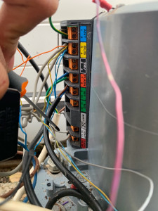 Photo de galerie - Installation d’un module fibaro pour l’activation du portail via le serveur domotique  