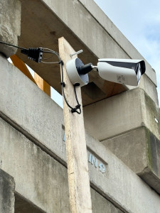 Photo de galerie - Installation caméra sur chantier avec câble aérien 