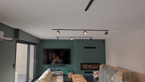 Photo de galerie - Cheminée crée contre le mur pour permettre emplacement télé 
