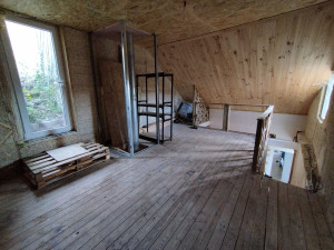 Photo de galerie - Création d'une mezzanine dans grenier 
-garde-corps créé sur mesure
-pose d'un escalier 
-rampant et plafond isolé en ouate de cellulose soufflé.
- rampant habillage en lambris naturel
- plafond osb 
-mur  isolé en chaux-chanvre banché 
