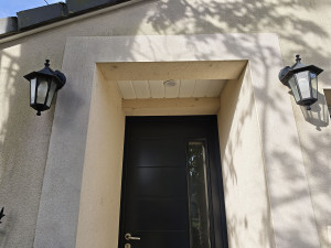 Photo de galerie - Installation éclairage full LED pour une entrée d'une maison avec spot encastrable et détecteur de mouvement