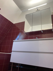 Photo de galerie - Miroir plus évier et applique 