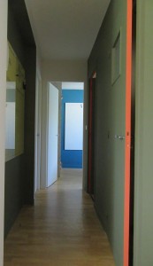 Photo de galerie - Mise en peinture couloir Boiseries à tranches de couleurs
