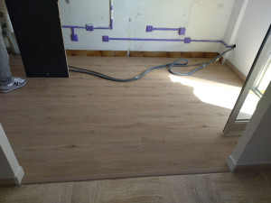 Photo de galerie - Pose de parquet vinyle spécial cuisine avec seuil de porte et plaintes 