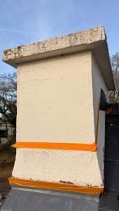 Photo de galerie - Avant la Réfection de l'étanchéité de souche de cheminée : pose de solins, application de bitume et traitement des infiltrations. Travail soigné et méticuleux pour protéger votre toiture des fuites