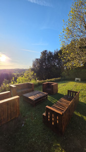 Photo de galerie - Rénovation d'un salon de jardin en bois, ponçage et passage d'un saturateur. 