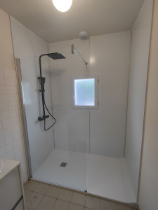 Photo de galerie - Rénovation de la partie douche avec mise en place de panneaux muraux.
