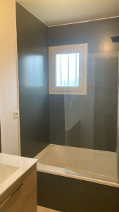 Photo de galerie - Salle de bain complète avec panneaux décoratifs 