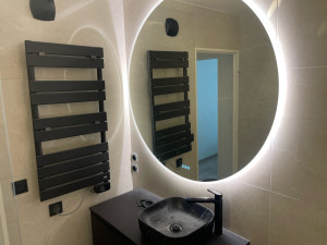 Photo de galerie - Pose d’une salle de bain. miroir rétro éclairé, sèche serviette, plomberie et meuble sdb. 