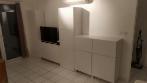 Photo de galerie - Assemblage et fixation d'un ensemble de meubles de salon (Ikea Bestå)