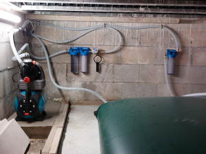 Photo de galerie - Installation citerne souple recuperation d'eau de pluie dans vide sanitaire . raccordement cheneau , filtre et pompe