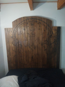 Photo de galerie - Tête de lit en bois et gravé 