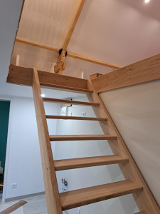 Photo de galerie - Aménagement des combles avec fabrication et pose d'escalier en chêne.