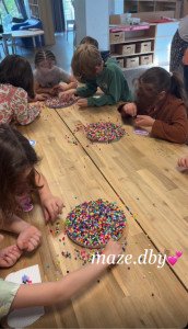 Photo de galerie - Atelier créatif de réalisation de décorations en perles collées, favorisant la créativité, la précision et la motricité fine des enfants. 