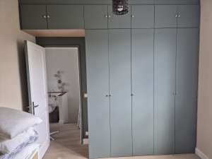 Photo de galerie - Installation de placard jusqu'au plafond avec finition tout autour, kit led et kit tringles amovibles avec peinture mur et arrière de la porte même couleur que l armoire. 