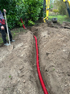 Photo de galerie - Tranchée électrique pour pose d’une borne avec coulage macif 