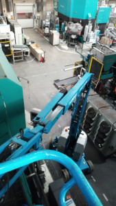 Photo de galerie - Nettoyage des rails de la grue depuis la plateforme élévatrice