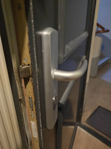 Photo de galerie - Pose d'une poignée blindée anti effraction 