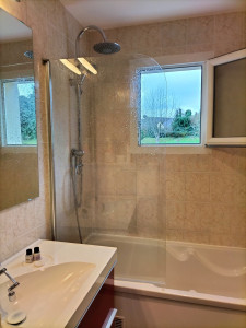 Photo de galerie - Salle de bain et par douche nickel .avec produit spécial douche