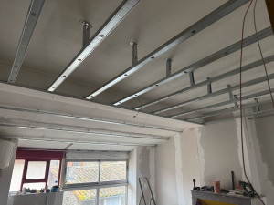 Photo de galerie - Mise en place de plafond suspendu pour une isolation de meilleur qualité 