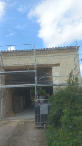 Photo de galerie - Piquage et rejointement de moellons.  piquage et enduit de la génoise en tuiles .