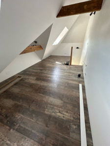 Photo de galerie - Réalisation d’un pièce complète: isolation / plaquage / finitions / Peinture / Pose stratifié. ( photo prise avant la pose des plinthes ). 