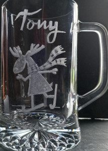 Photo de galerie - Verre à bière décoré de la gravure à main et personalisé d'un prénom et d'une renne patineuse 