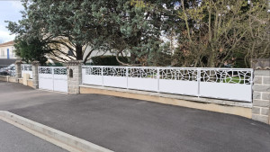 Photo de galerie - Fabrication et pose d'un portail et des barrières, vues d'ensemble.