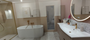 Photo de galerie - Rénovation complète d'une grande SDB avec une douche à l'italienne et baignoire en ilot 