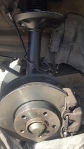 Photo de galerie - Changement disques de frein, plaquettes de frein, amortisseurs et ressors d'amortisseur sur BMW 323i