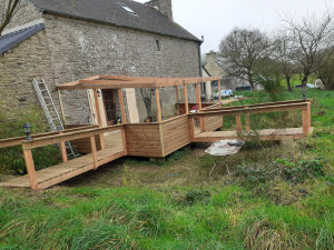 Photo de galerie - Conception et réalisation d'une terrasse en bois avec deux ponts. 