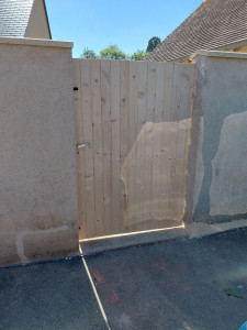 Photo de galerie - Fabrication et pose d'une porte extérieure.