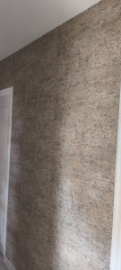 Photo de galerie - Pose de papier peint avec raccords parfaits et finitions soignées pour un rendu moderne et élégant. Travail propre et minutieux.

