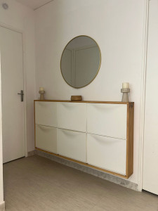 Photo de galerie - Pose bac à chaussures Ikéa customisé d'un cadre en bois.