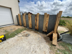 Photo de galerie - Réalisation d’une clôture en palis d’ardoise et de poutre paysagère