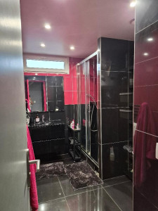 Photo de galerie - Salle de bain nettoyée avec soin et minutie. Vitres, robinetterie, surfaces et sols impeccables pour un espace propre, sain et agréable au quotidien.