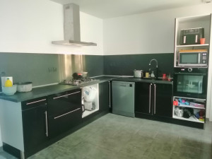 Photo de galerie - Rénovation partiel d'un cuisine :

- Replacement du meuble évier ainsi que l'évier et la robinetterie. 
- Remplacement du plan de travail. 
- Montage du meuble four, micro-ondes. 
- fixation de la crédence 
- fixation de la hotte aspirante 
