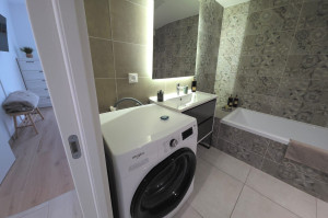 Photo de galerie - ✨ Remise en propreté d'une salle de bain après une location Airbnb ! ?? Nettoyage minutieux des sanitaires, des miroirs et des surfaces pour une salle de bain propre, fraîche et accueillante. Le souci du détail pour garantir un logement impeccable. 