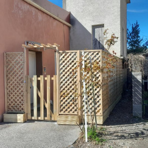 Photo de galerie - Bacs à fleurs et claustras

