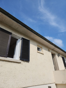 Photo de galerie - Rénovation  peinture de dessous de toit avant 