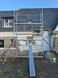 Photo de galerie - Location Échafaudage professionnel.
Hauteur 10 metres. 
Avec jambe de force.
Simple a monter.
45euros jours.
300euros une semaine.
550euros deux semaines.
750 euros trois semaines.
850euros quatre semaines. 