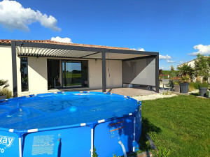 Photo de galerie - Montage d'une pergola de 8m x 4 m adossée au mur