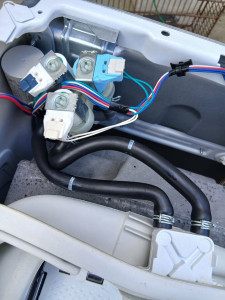 Photo de galerie - Remplacement d’une électrovanne sur un lave linge 