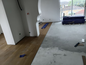 Photo de galerie - Pose de parquet réalisée avec soin dans une pièce de vie. Travail précis, finitions propres et respect des délais pour un rendu esthétique et durable.
