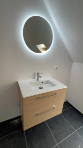 Photo de galerie - Installation meuble de vasque avec un miroir à LED 