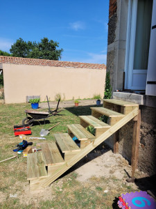Photo de galerie - Assemblage et fixation escalier extérieur.
