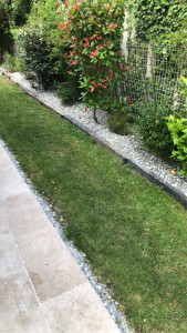 Photo de galerie - Création bordure en schiste et petit galet