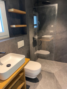 Photo de galerie - Salle de douche entièrement rénové avec bac italien de plein pied 