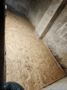 Photo de galerie - Démontage d'un plancher avec solives abîmées par les termites repose de solives et plancher en osb 22mm d'épaisseur 
