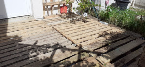 Photo de galerie - Réalisation d'une terrasse en palettes. 
